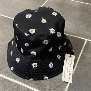 Alice + Olivia reversible bucket hat white black‎ floral